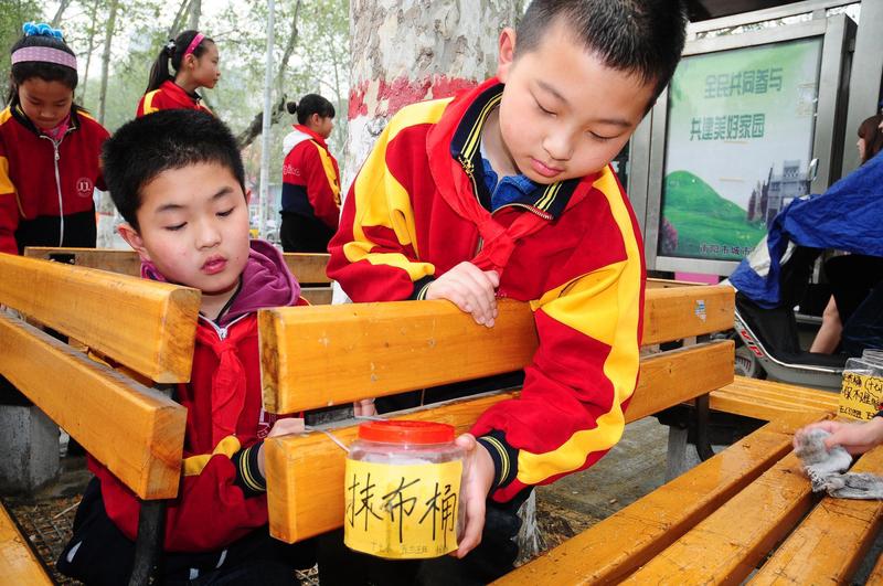 10月28日，上海一消费者在刘文祥麻辣烫（爱琴海店）点外卖，和同事吃时捞出块抹布