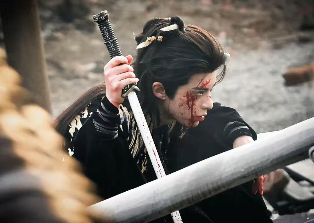 《咸鱼飞升》王鹤棣战损风！霸气眼神梦回月尊，和女主同框很养眼。 ​​​