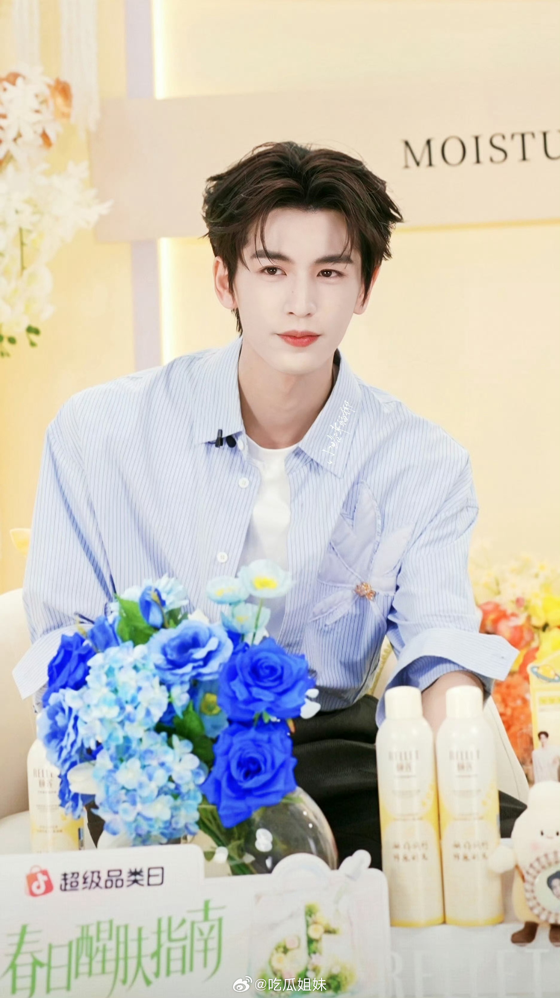 张凌赫今日品牌活动直播，好清爽的造型，清爽男大帅我一脸，此男状态也太好了