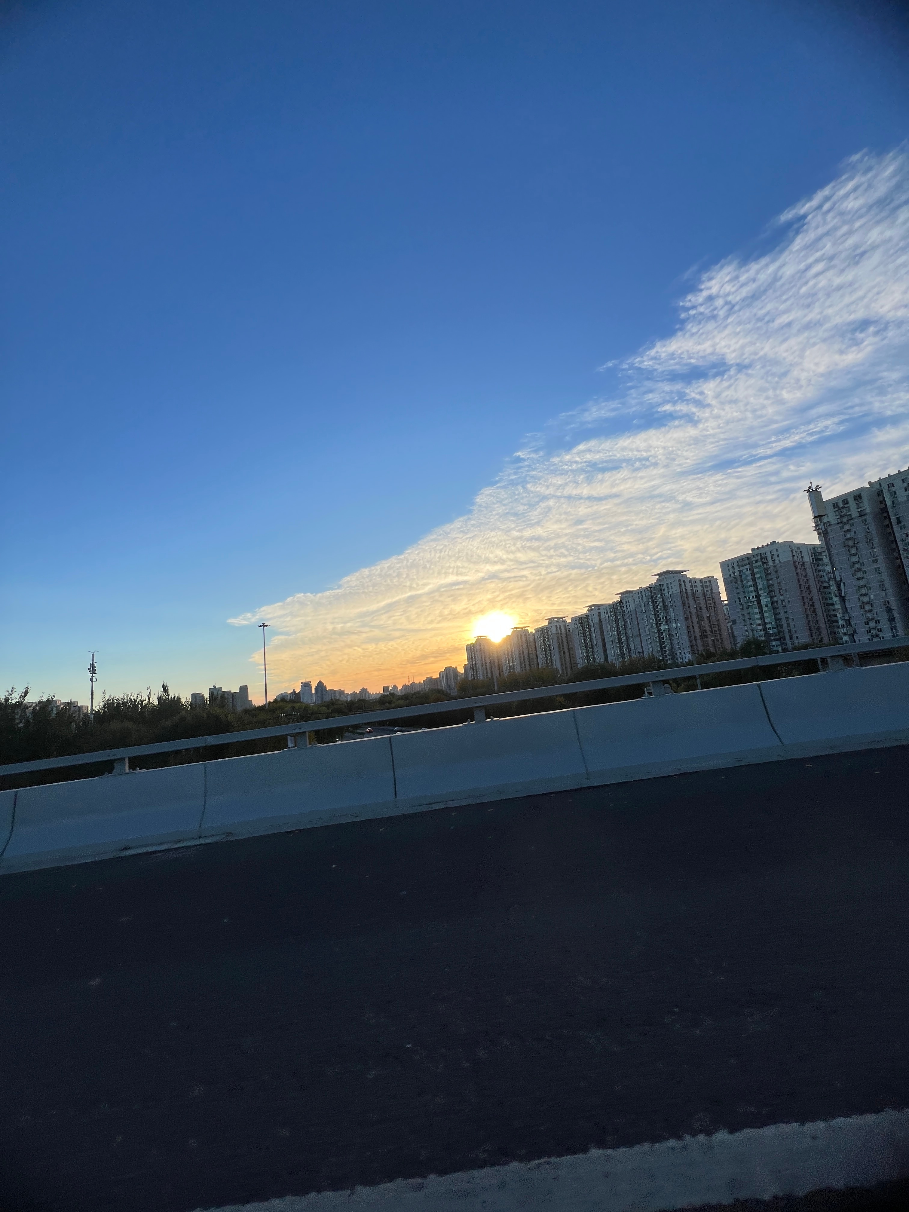 今天，北京的早晨。阳光穿透云层，如同一支漂亮的羽毛 ​​​