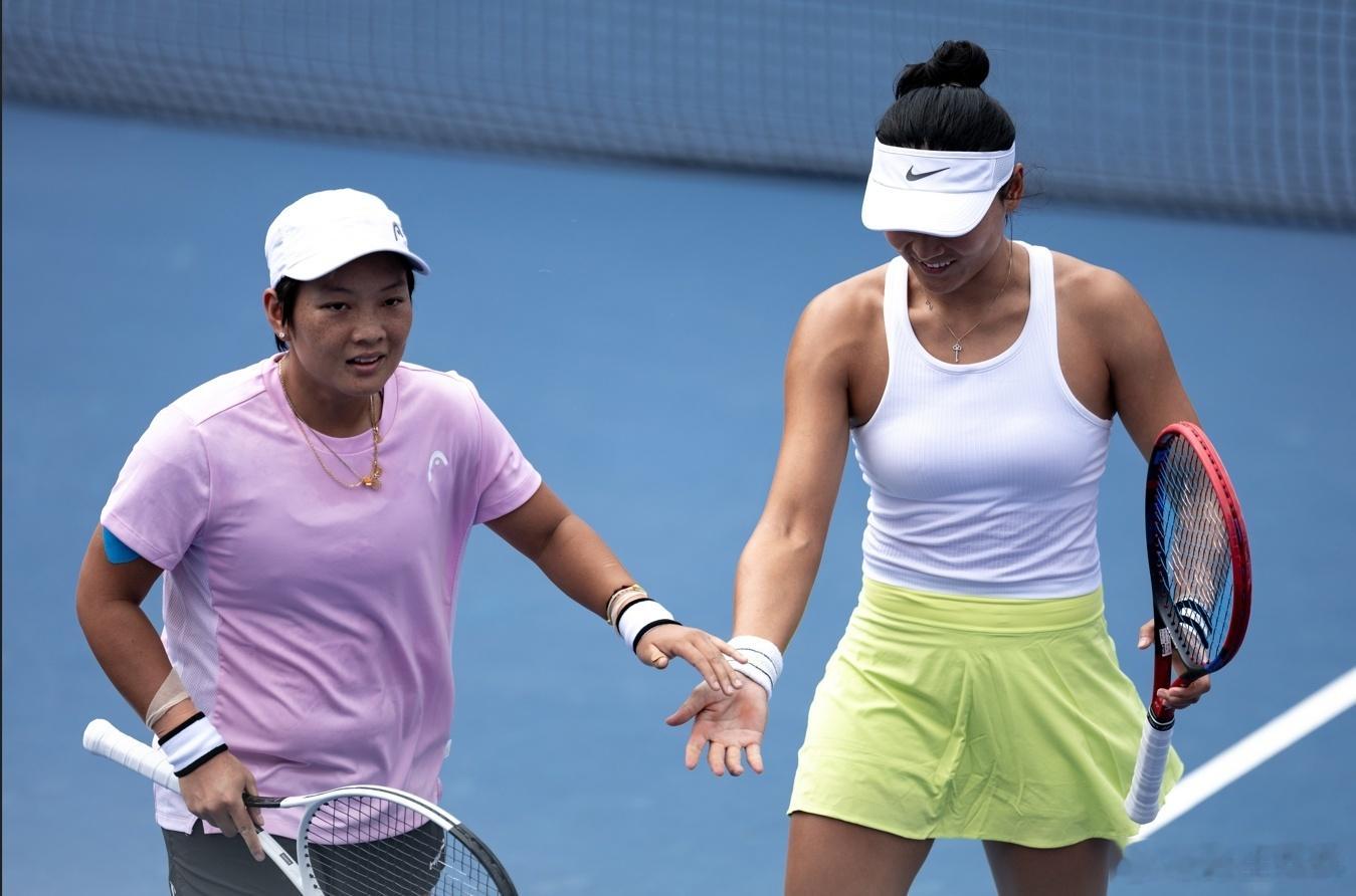 蒋欣玗王雅繁中国香港站双打夺冠[话筒]WTA250中国香港站双打决赛，蒋欣玗/王