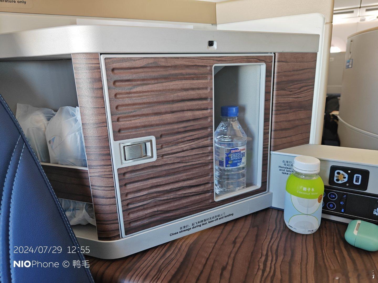 找到了一个南方航空空客350储物的位置。以后拿着开口袋子饮料和零食上来，再也不怕