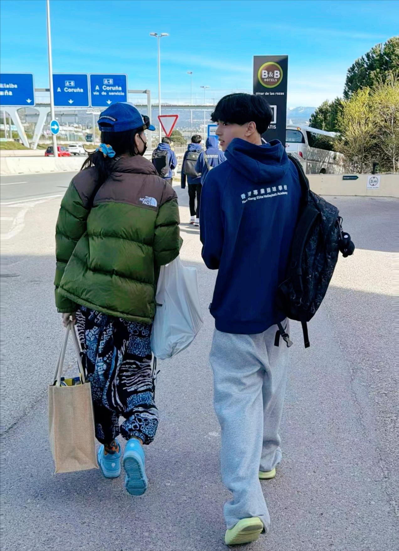 近日，张柏芝放下繁忙工作，专程飞往西班牙马德里，陪伴小儿子谢振南参加排球比赛。1