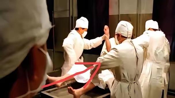 你敢信吗？731部队搞的“人畜杂交”实验，简直突破了人性的底线！他们把抓来的女性