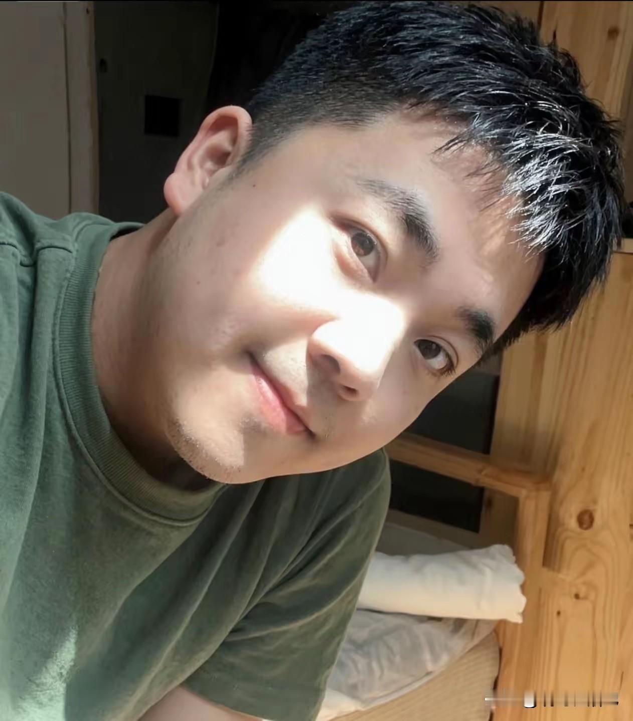 这个小哥一看就是很善良的人，年龄两位数加起来等于8，你知道他有多大吗？
