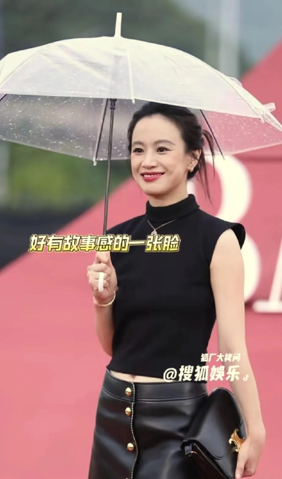 她长得非常大气，电影脸
说她拍戏用的苹果 非要找两个一模一样的 为此道具组找了好