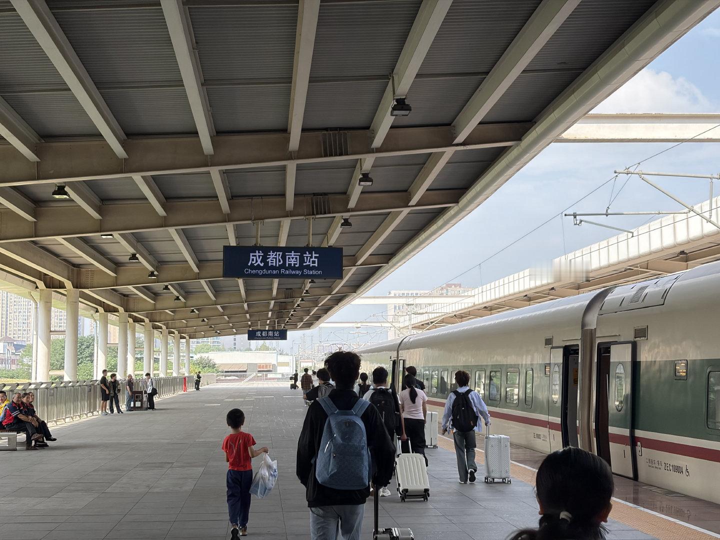 自从玩上了微博， 国庆一天比一天少，现在都快过完了[哼][哼][哼]打道回府 ​