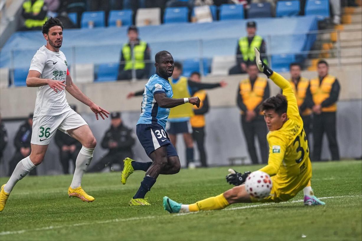 要说这场比赛遇到的困难，大连英博比浙江队更甚。马莱莱缺阵对于大连的影响，与米特里