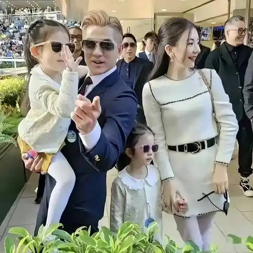 明星郭富城买了让女友痛哭流涕的礼物礼物还挺有年代感的，看着就很有岁月感，不管便宜