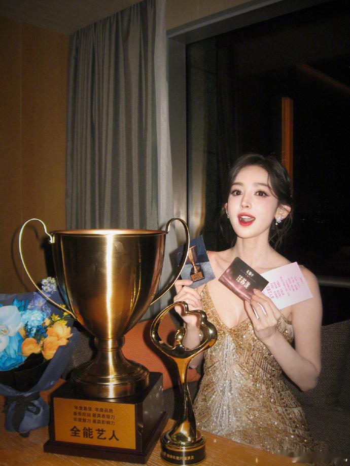 娜扎回应摔倒娜扎 放心哦脚没事 娜扎在线报平安啦，回应微博之夜摔倒直言脚没事，悬