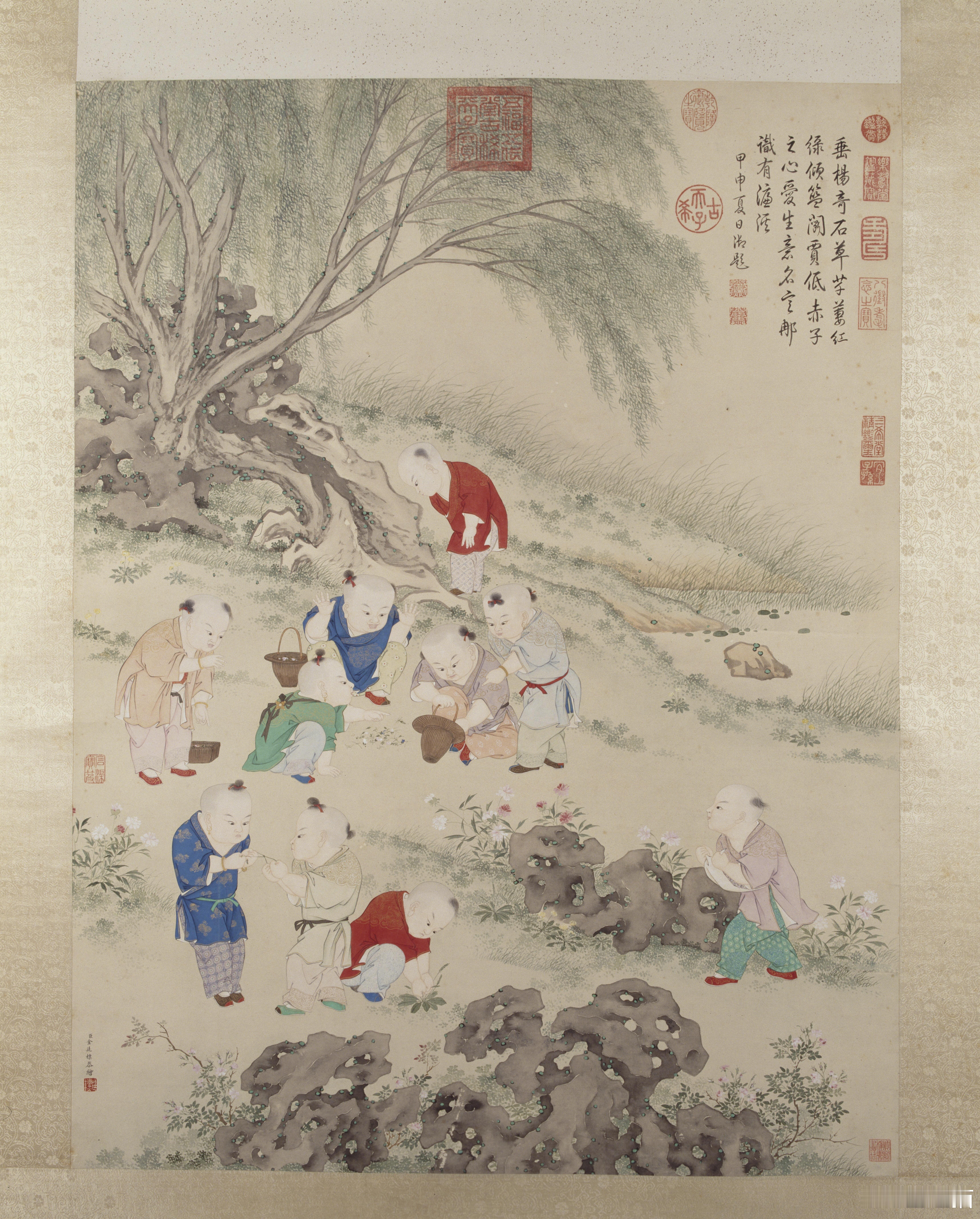 【儿童斗草图】北京故宫博物院/藏绘缓坡上湖石数块，垂柳儿翠绿，坡上花草争奇斗艳，