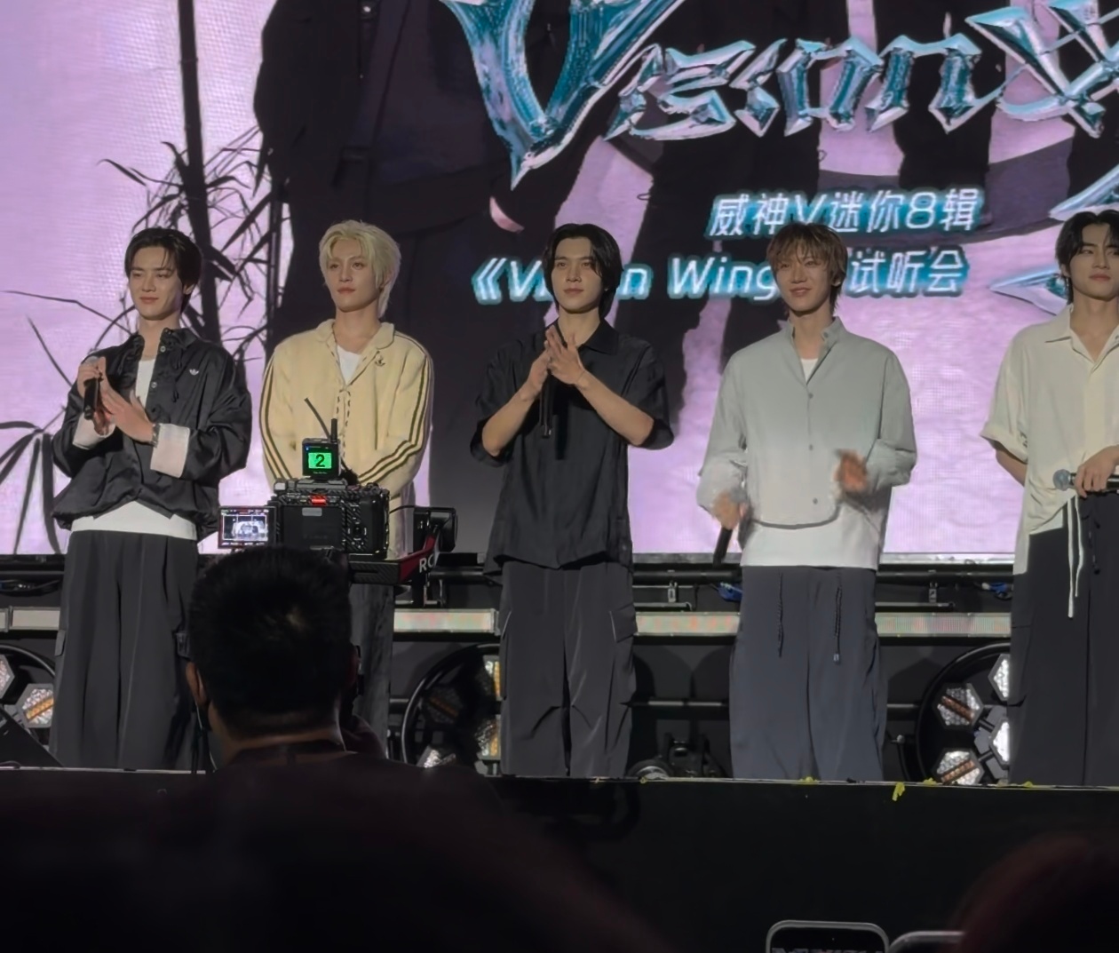 演出服搭了一身黑吗？wyl你阴不阴... 