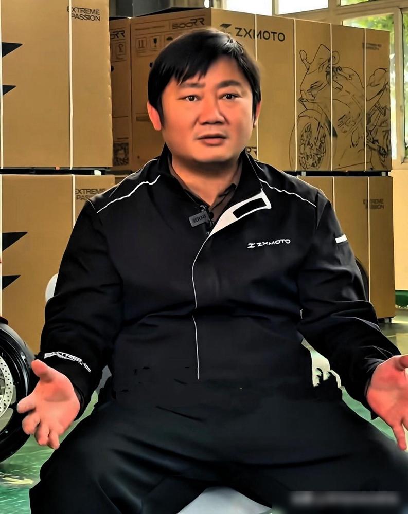 今天刷到个事，挺耐人寻味。

张雪给海军庆生，满屏都在喊什么有排面、官方提前联动