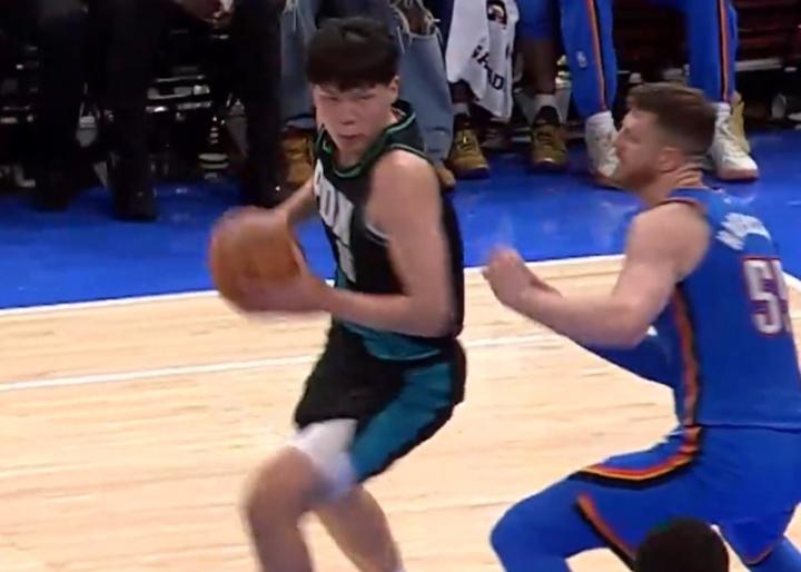 首次单节打首发，杨翰森出场时间获新高，17分钟里拿下8分4板3助1帽1断。
就是