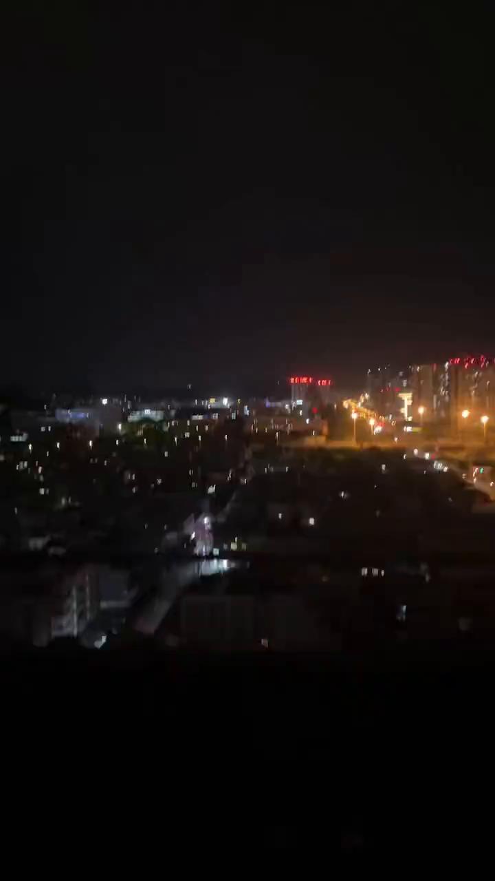 这是哪里刮大风了？弄些衣裳也不知道给我收下来。