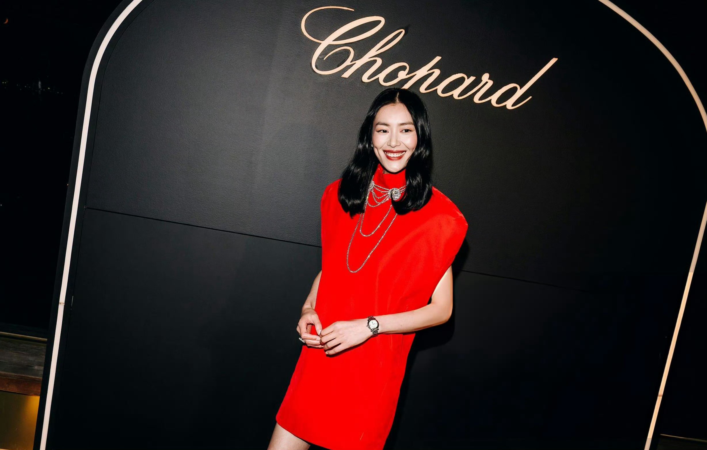 刘雯  昨日雯姐作为Chopard全新的品牌全球大使在纽约出席品牌发布会！一袭红