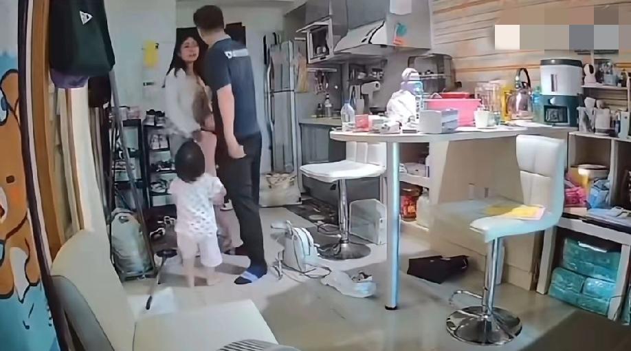 中国台湾省，俩夫妻各自带一个女儿重组家庭，两个大人吵架，两个小孩直接遭殃……
视