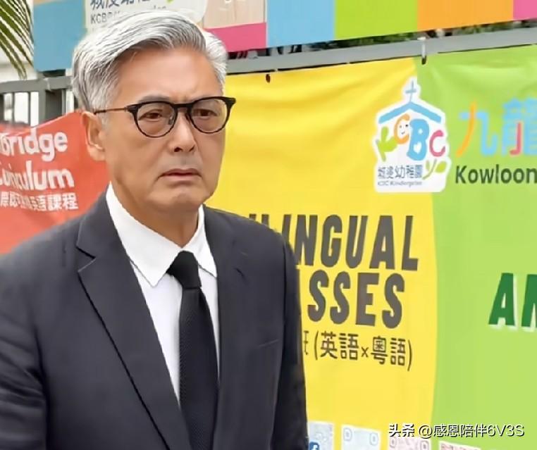 周润发现身大场面，衣服褶子还在呢，咋没人给熨熨？不过发哥往那一站，谁还看衣服啊！