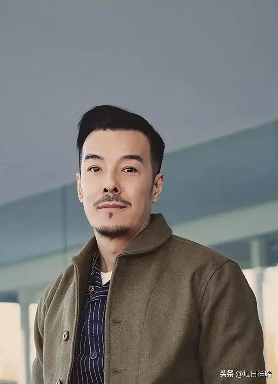 你肯定见过这张脸！
他不靠父亲，不当关系户，脸熟到全国观众都认识，名字却没几个人