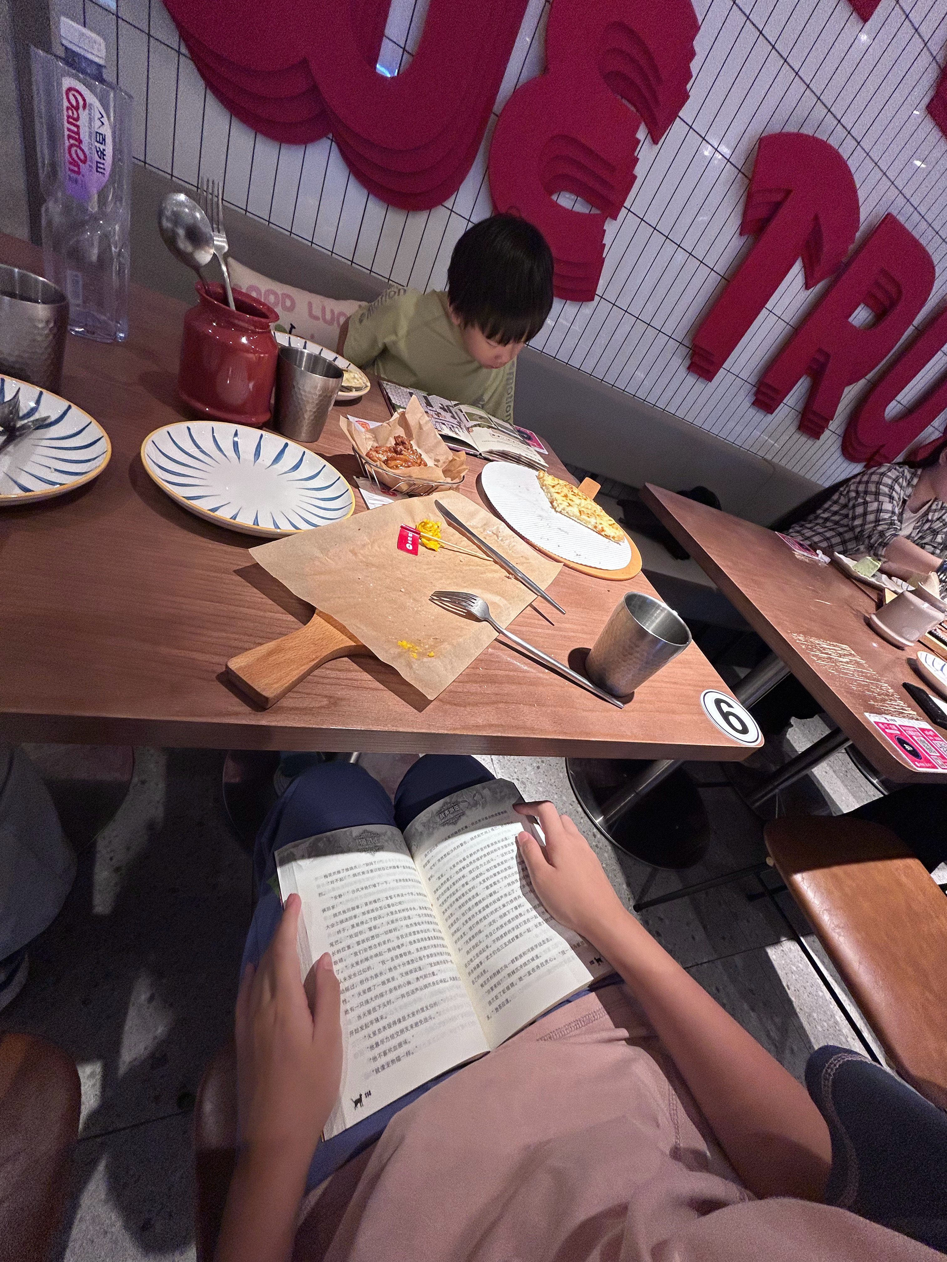 我们吃饭就这样：主食被冷落，除食物外的其他东西都很受欢迎（墩当然是相对好的那个）