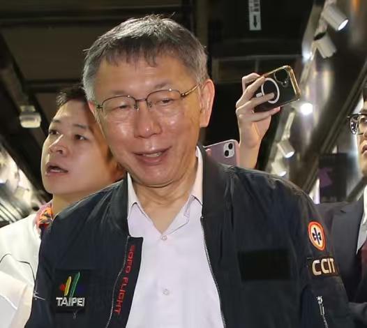 柯文哲听判17年，先是凝重，后是微笑。

下午2点半，柯文哲抵达台北地院。门口大