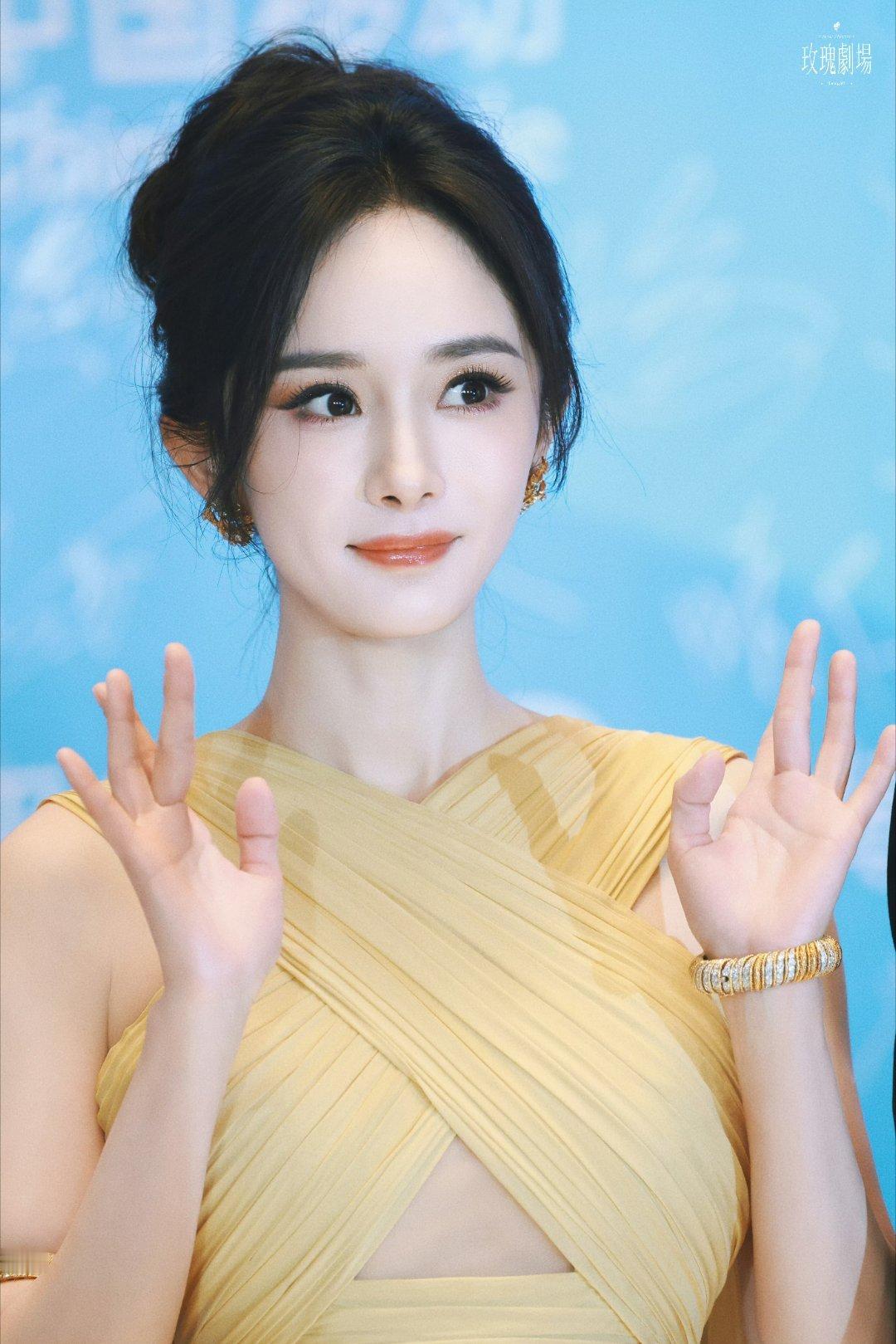 杨幂嫌弃董璇拍照杨幂来抱我好吗