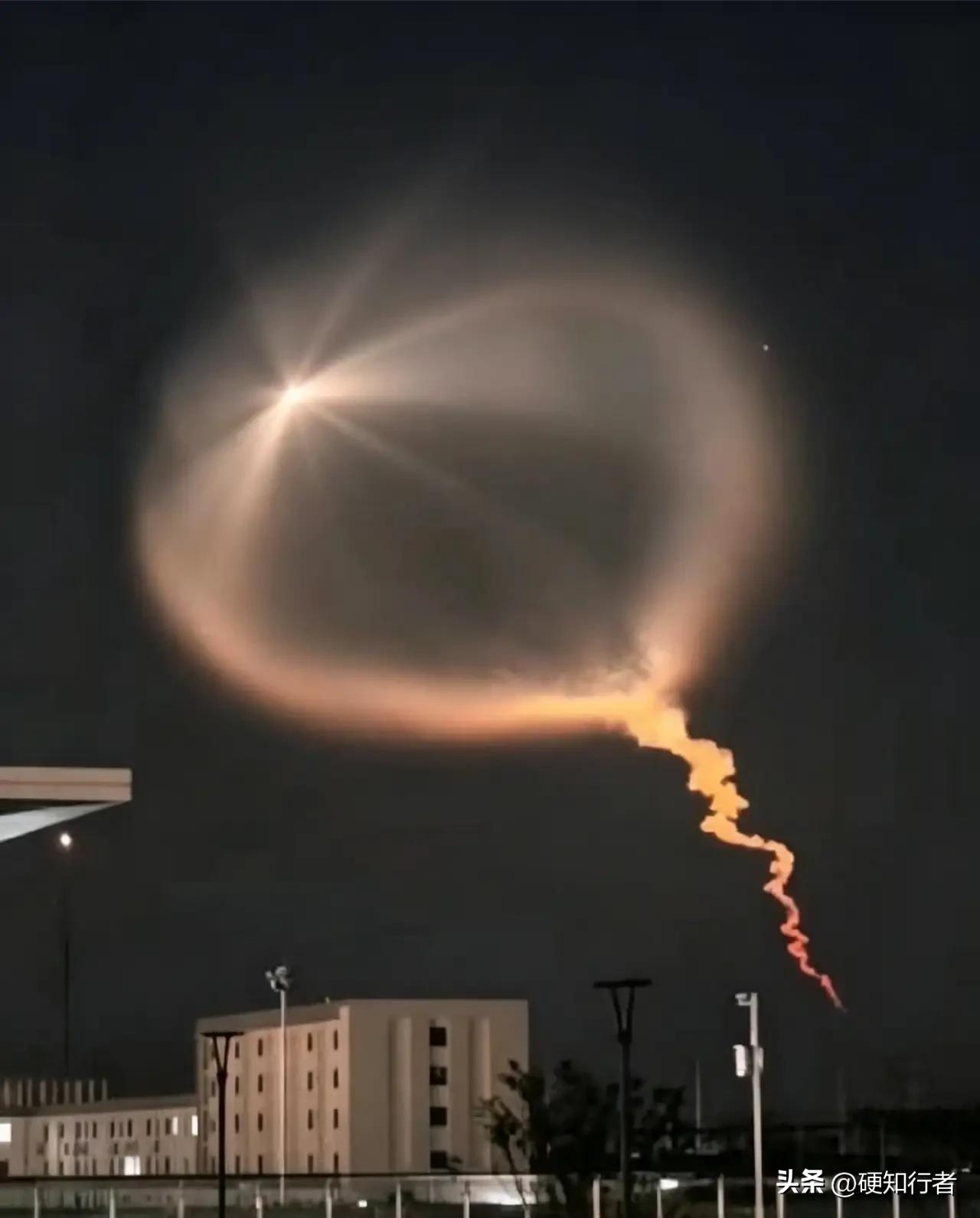 今天刷到一张照片：火箭升空后，天上出现一只发光的"水母"，触须一条条垂下来。热榜
