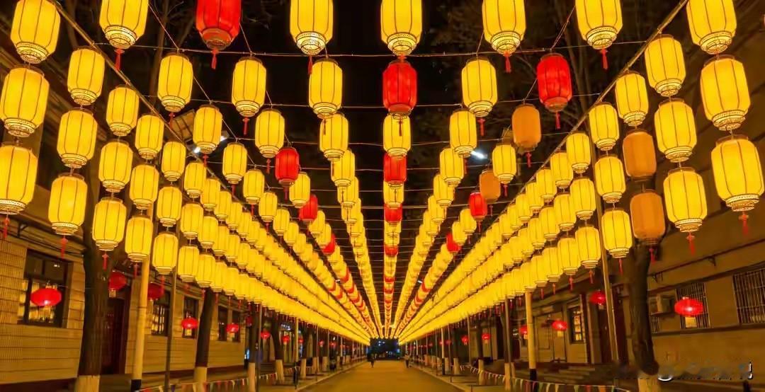 跟挂黄灯笼的那些地方比，把黄灯笼撤下，换上红灯笼的地方也许更可恶！早干嘛去了，这