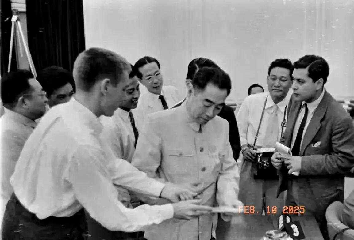 珍贵的一张历史老照片。
这是1955年，万隆会议期间的周恩来被外国代表团围着寻求