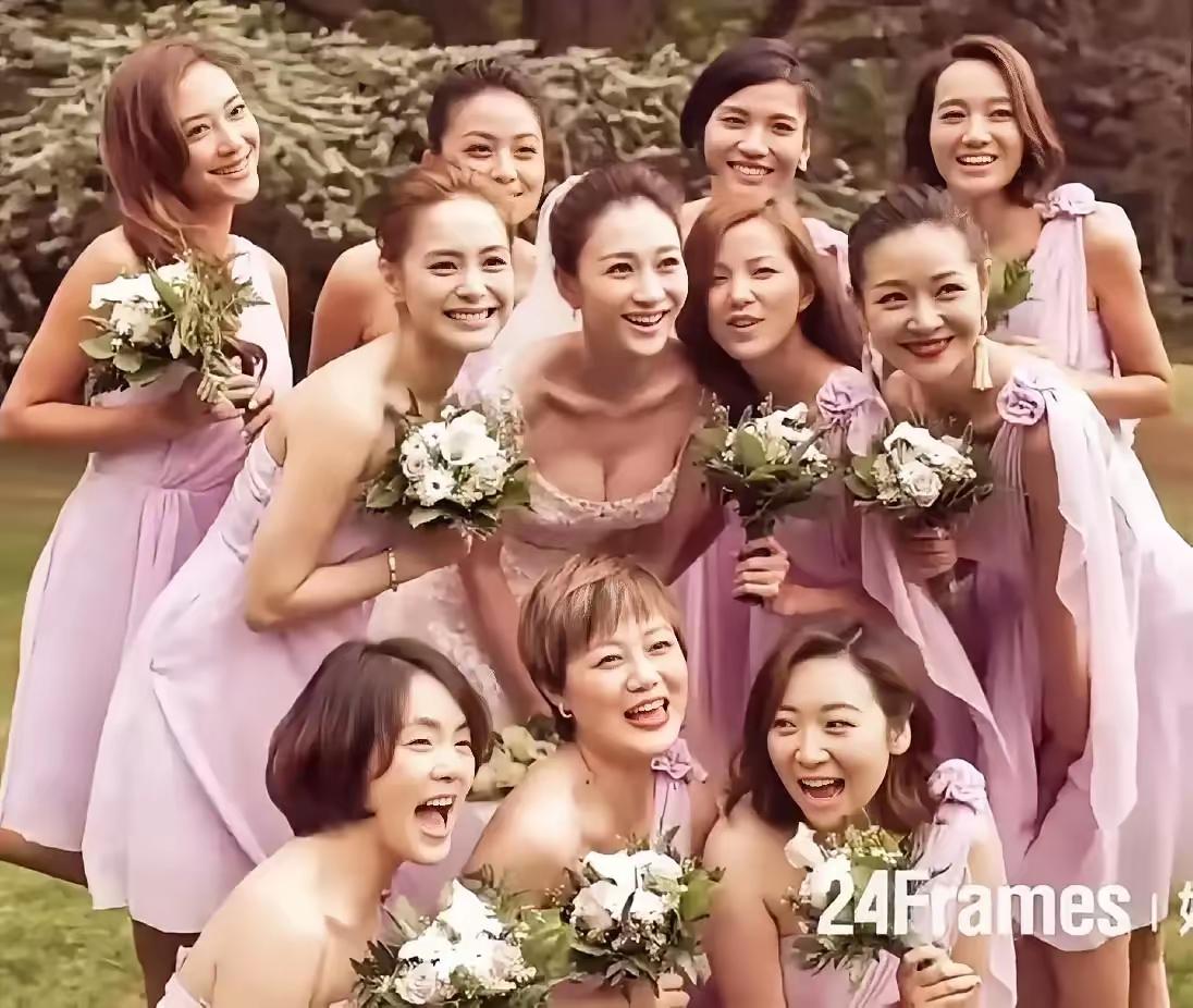 李小冉结婚时的伴娘团给足了她排面！
李小冉结婚时，正值其最佳观赏期，从第二张图片