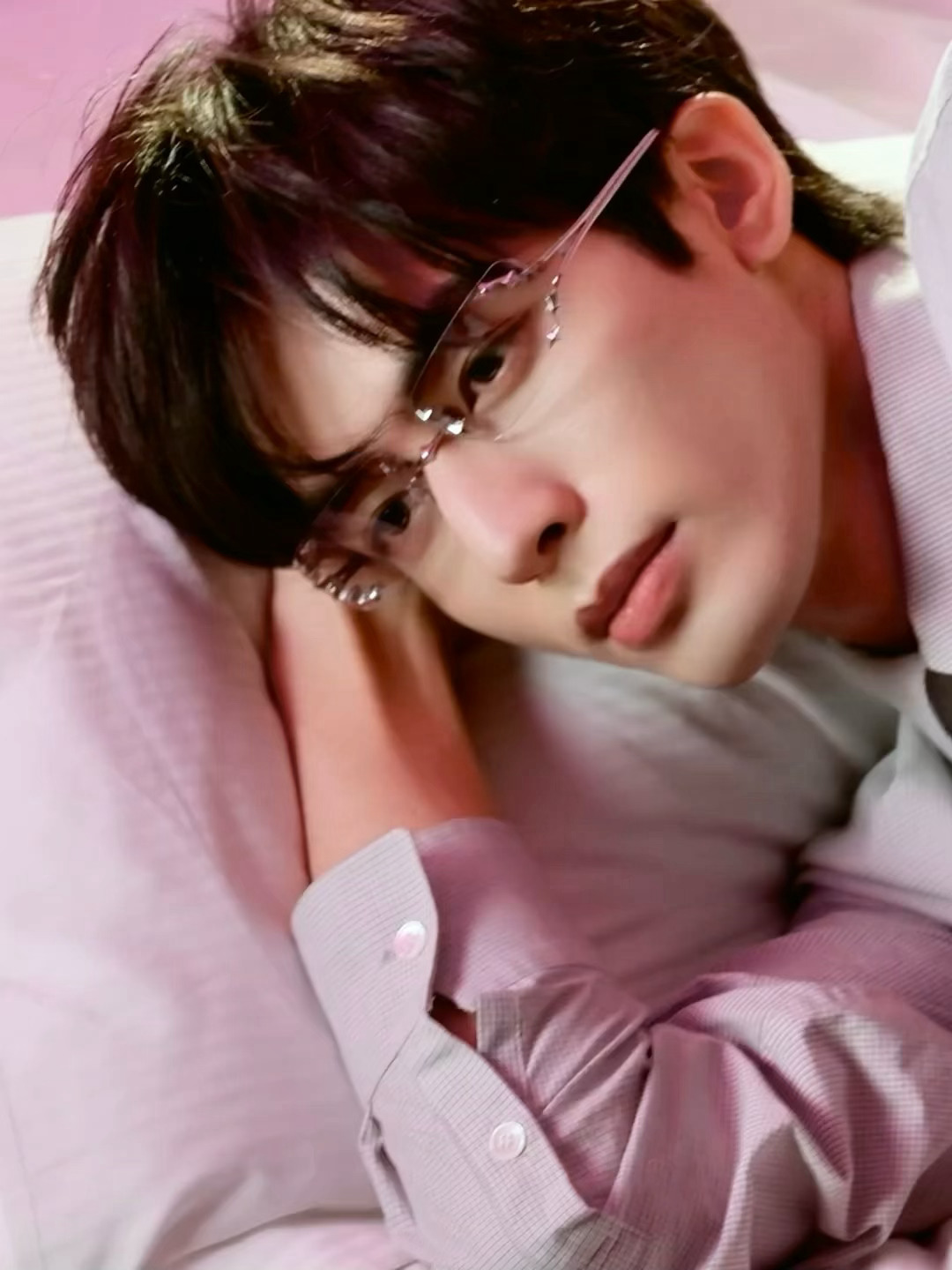 此男倒在床上这一下我眼睛瞬间就瞪大了…宋威龙倒在床上这一下宋威龙无框眼镜衬衫造型