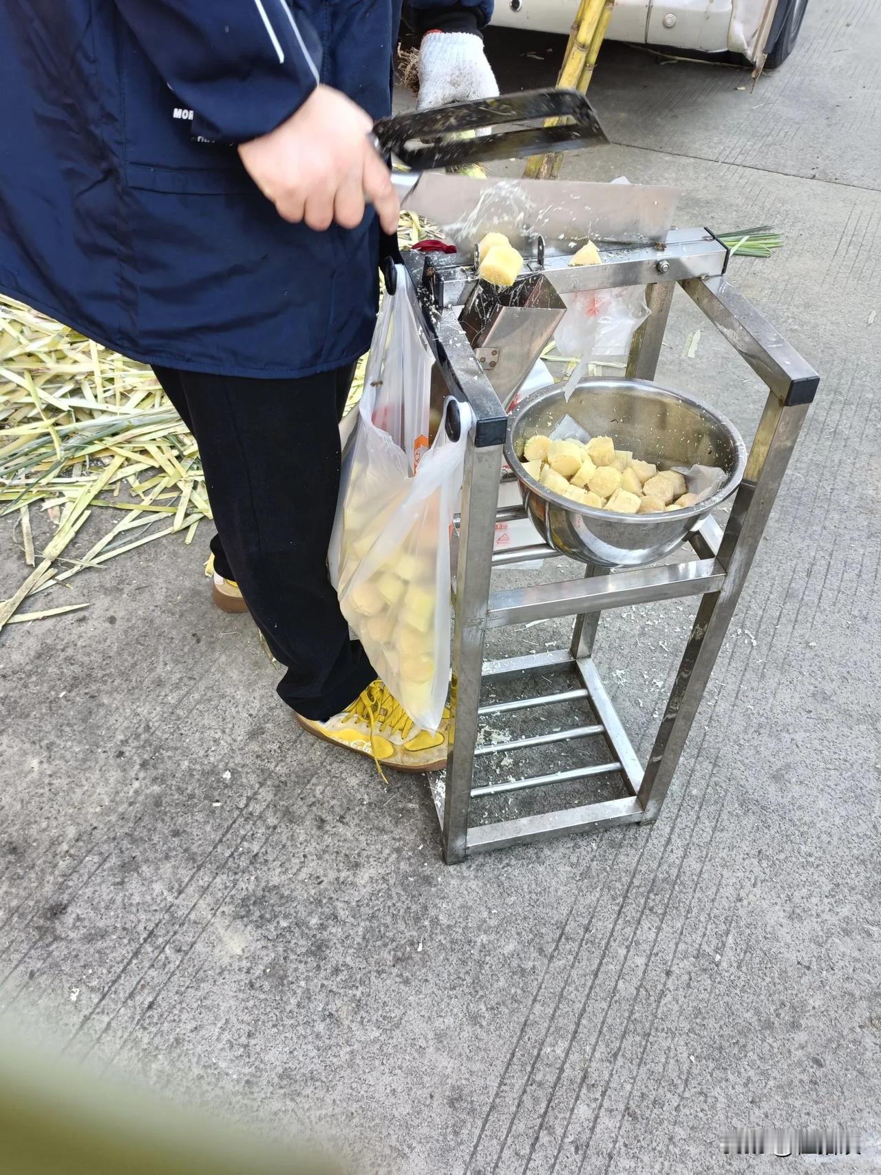 南方人买一根甘蔗
削皮不算
还要把甘蔗切成一厘米左右的小段
切成小段不算
还帮你