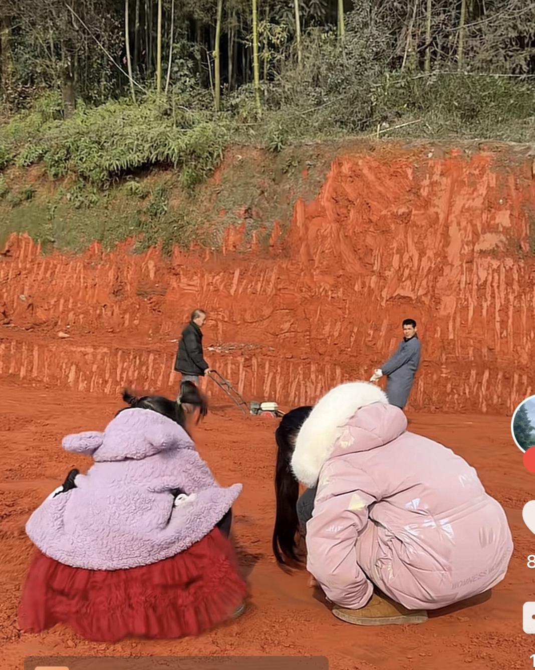 农村四哥修房子吃饭，小英子带孩子回来，在五叔五妈家吃杀猪饭，六妈家的王平来了，幺