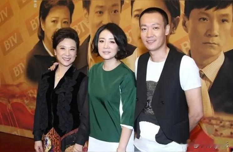 右边的是男演员辛柏青，左边的两位女生很面熟，特别是中间的这位，一头齐耳短发，气质
