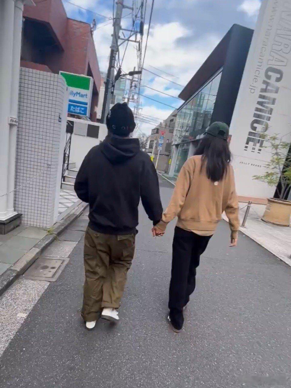 陈冠希、秦舒蓓两口子在日本手牵手逛街，被网友跟拍。 ​​​