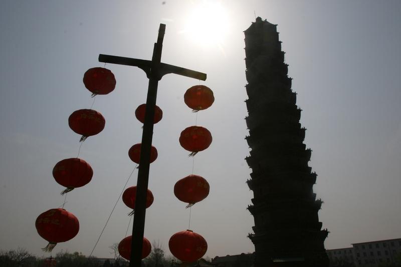 初八去开封，我觉得铁塔是最美丽的地方。春节假期开封人多，但铁塔少了喧嚣拥挤，更能