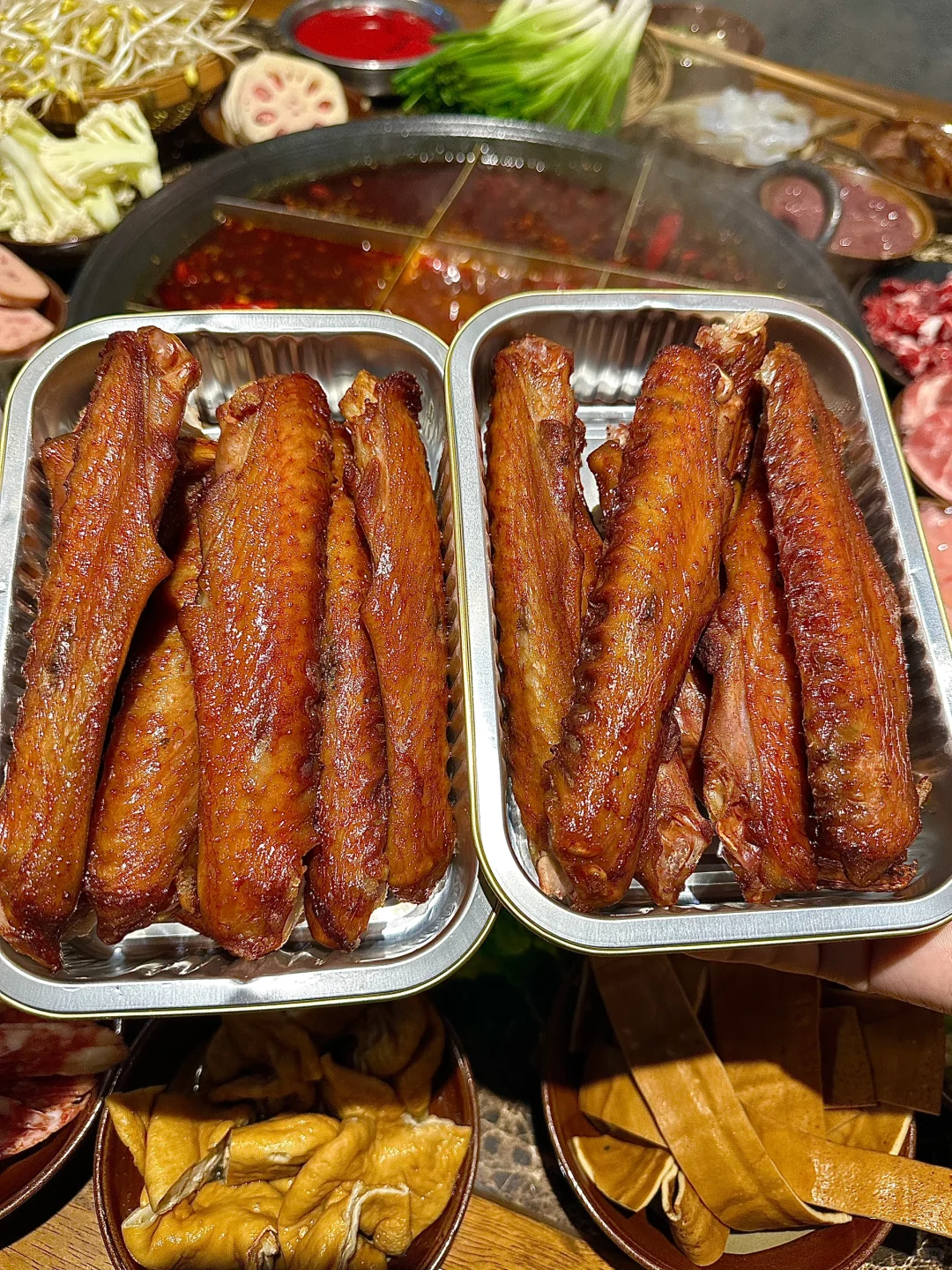 这家社区火锅店里的炭烤鹅翅好吃死了……