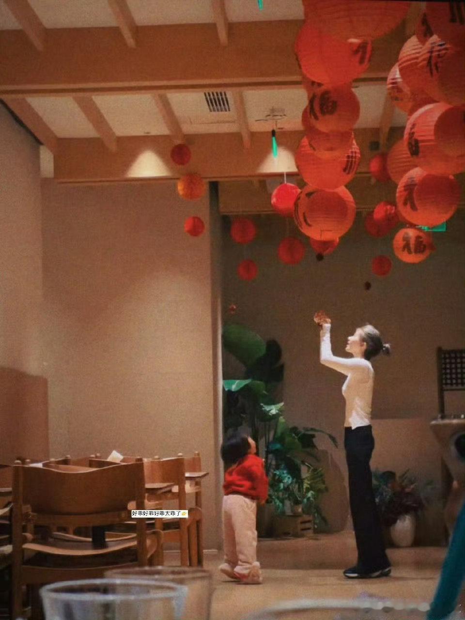 这白色渐变美甲和有趣的春联文案，已经成功引起我的注意，火速跟上！ 