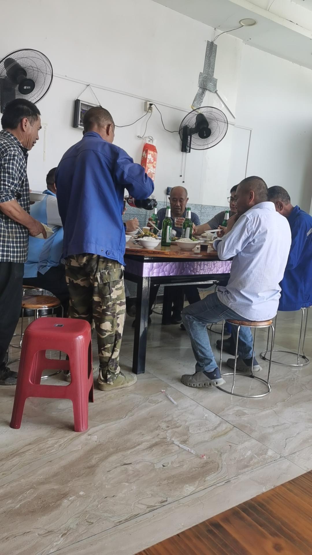 户外工作的农民工，在这炎炎夏日头顶烈日，一般人真干不了！
你想问：他们有没有高温