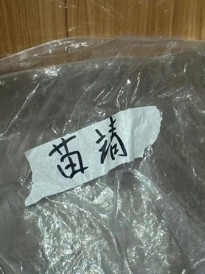 张婧仪在《野狗骨头》片场的日常分享很有生活感，能感受到她对表演的热爱和对角色的深