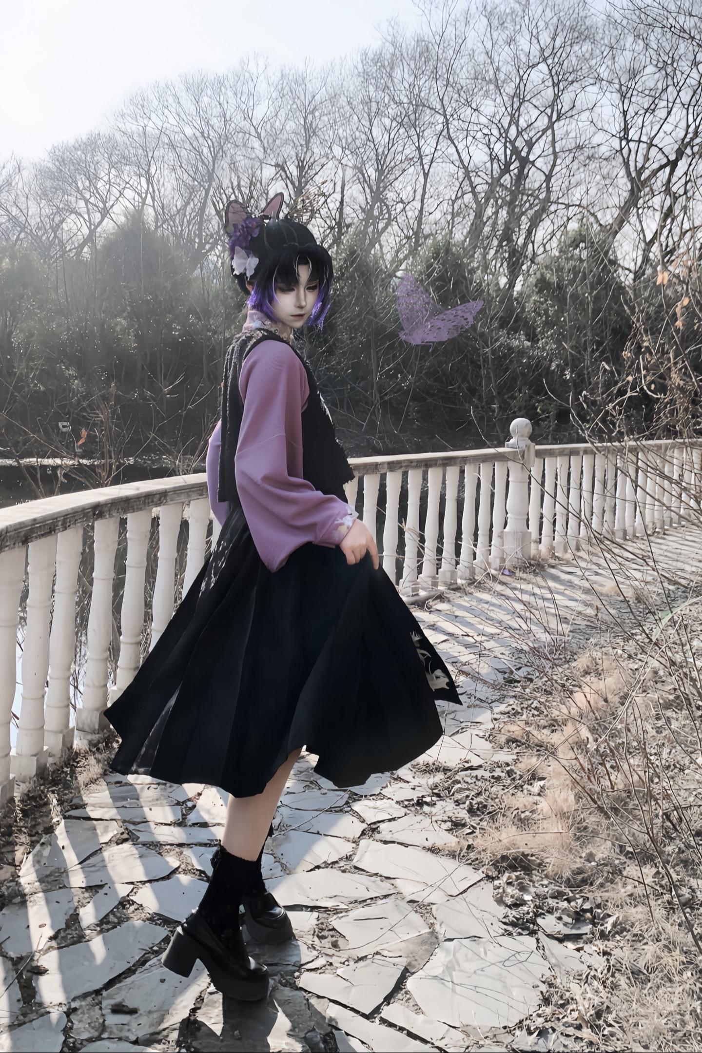 “蝶虽陨，水长流。”