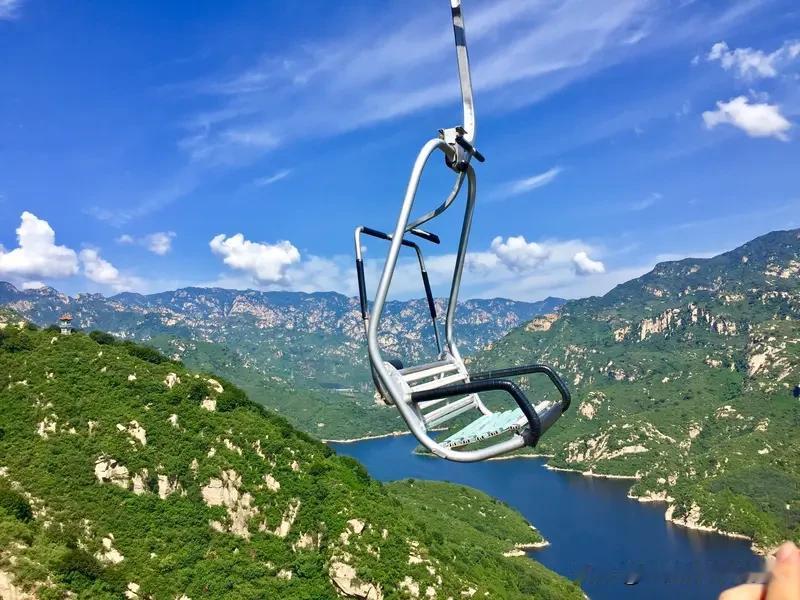 密云新城子镇简直就是宝藏旅游地！雾灵西峰的高山滑水，我愿称之为“浪尖上的过山车”