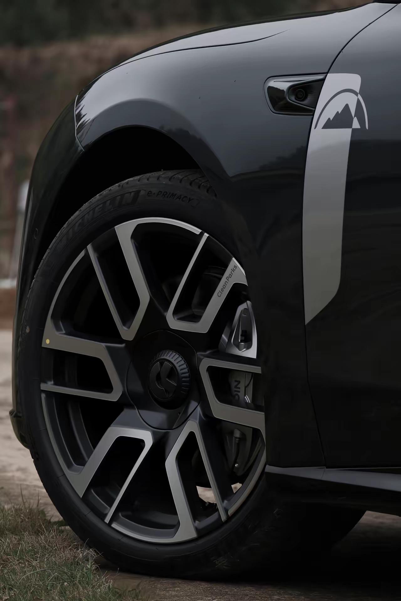 审美问题和如何提升，余承东同志带团队去探访蔚来吧。沉浸式驻场一周。
​
为表成果