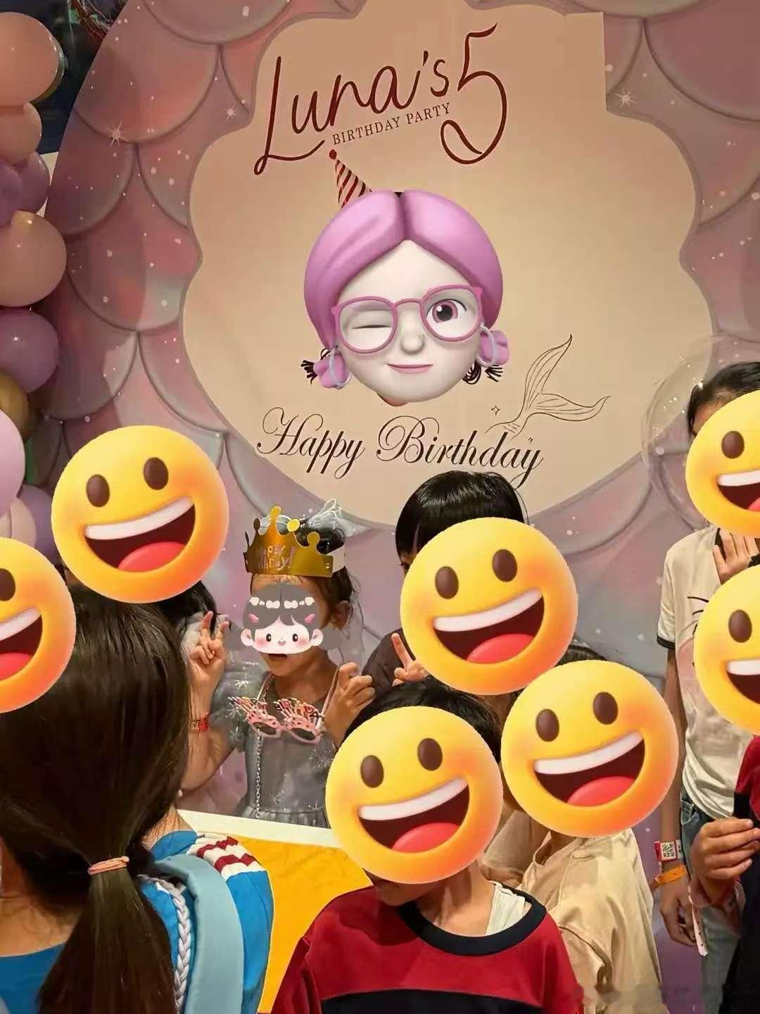 林峯张馨月为女儿庆祝5岁生日 林峯不愧是出了名的宠女狂魔，连生日派对都亲自张罗，