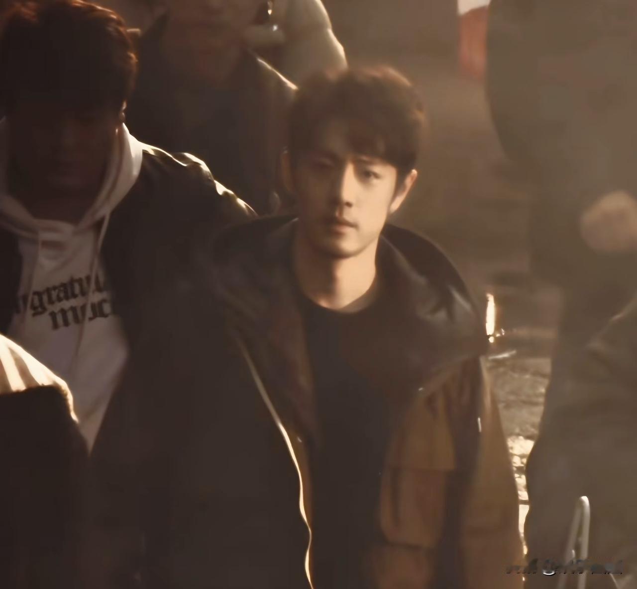 不用说肖战演技好，这路透难道看不出他就像生活在小城里的人吗？
朴实自然的氛围，肖