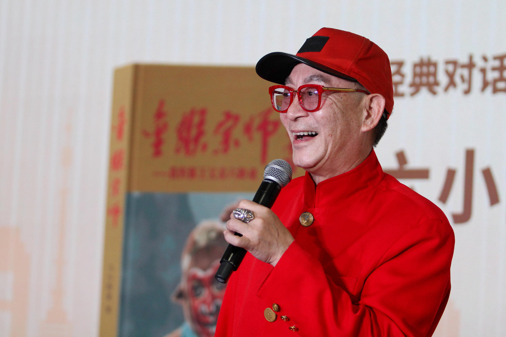 【#六小龄童回应网络争议#】#六小龄童回应签书签一本扔一本# 86版《西游记》是