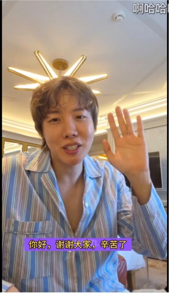 套丑而不自知 这样打招呼我会被惊吓到的~ 