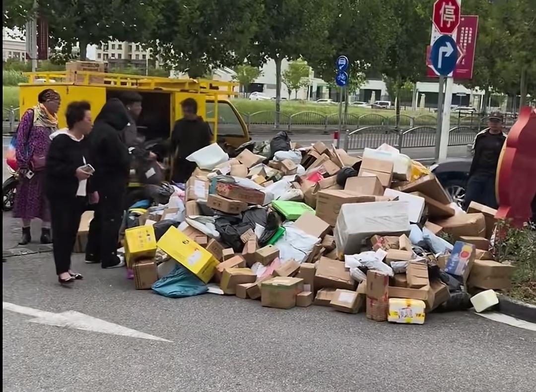就因为物业不让进，便把小区住户的快递全堆到门口马路边，快递小哥难道不怕客户投诉扣