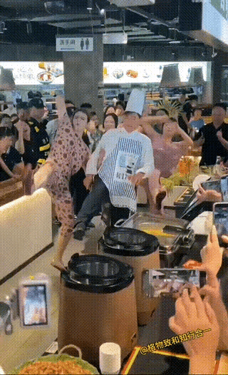 大衣哥朱之文，这一天也真是不容易，按照节目组的安排，人家要求你怎么表演，就得怎么