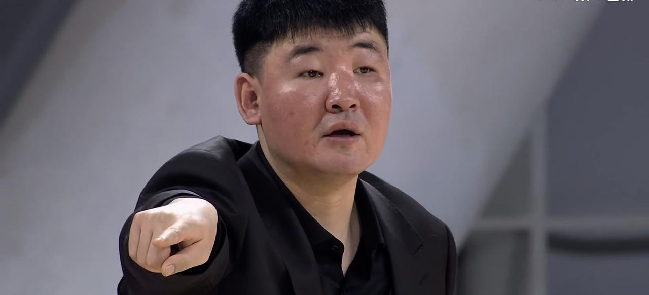深圳队年轻球员孙浩钦、孙恺波、卢鹏羽发力，顾全赢得执教生涯首胜。
10月28日晚